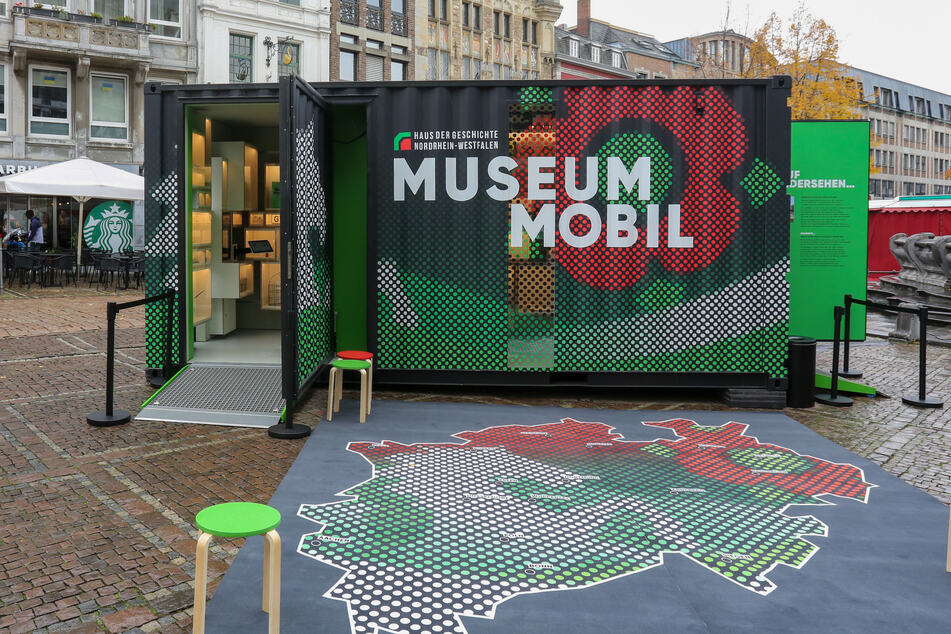 Zuletzt stand das "MuseumMobil" auf dem Aachener Marktplatz. Ab November wird es in Gelsenkirchen stehen.