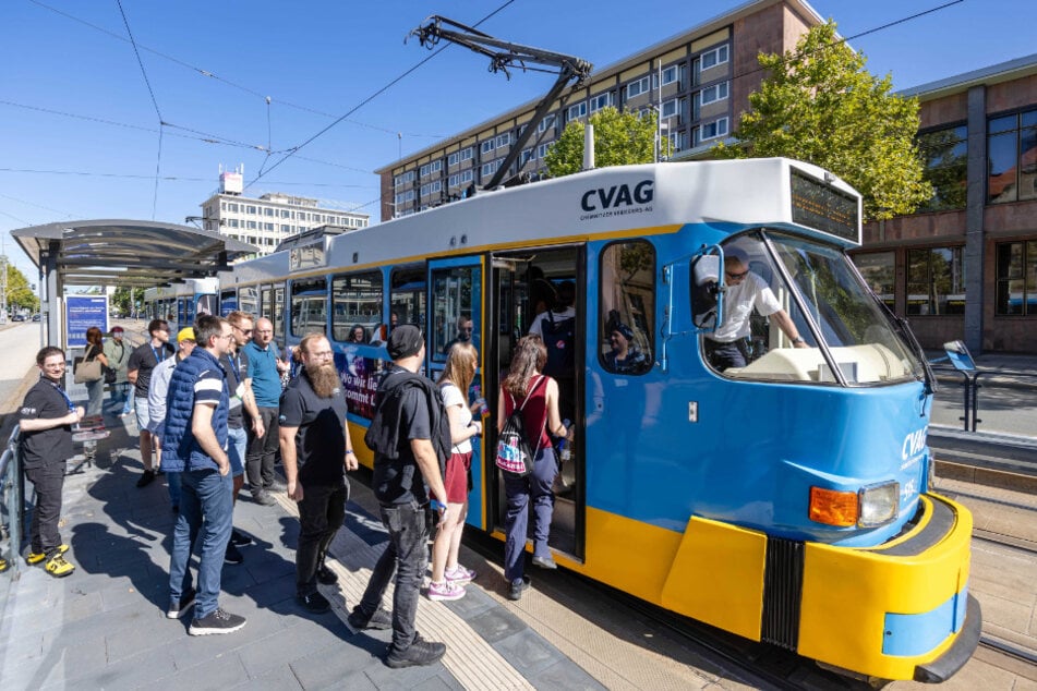 Als Wissens- und Partybahn wird eine alte Tatra eingesetzt.