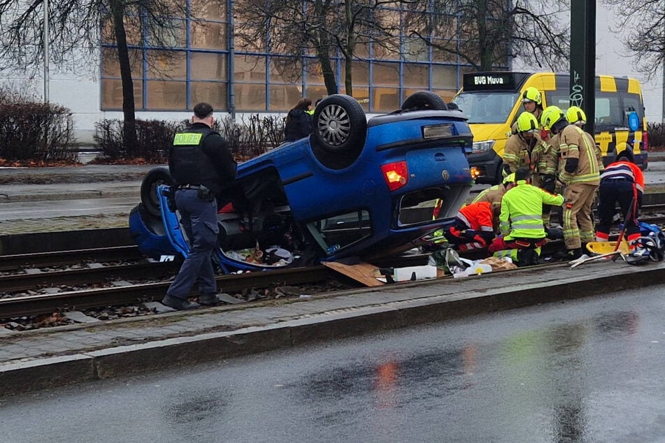 Auto überschlägt sich und landet auf Gleisen: Frau schwer verletzt
