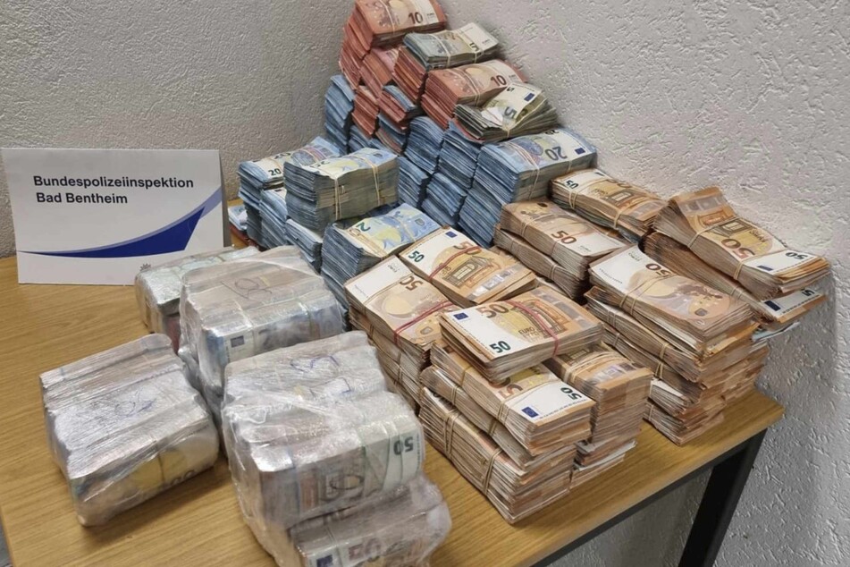Die Bundespolizei stellte rund eine Million Euro an Bargeld sicher.