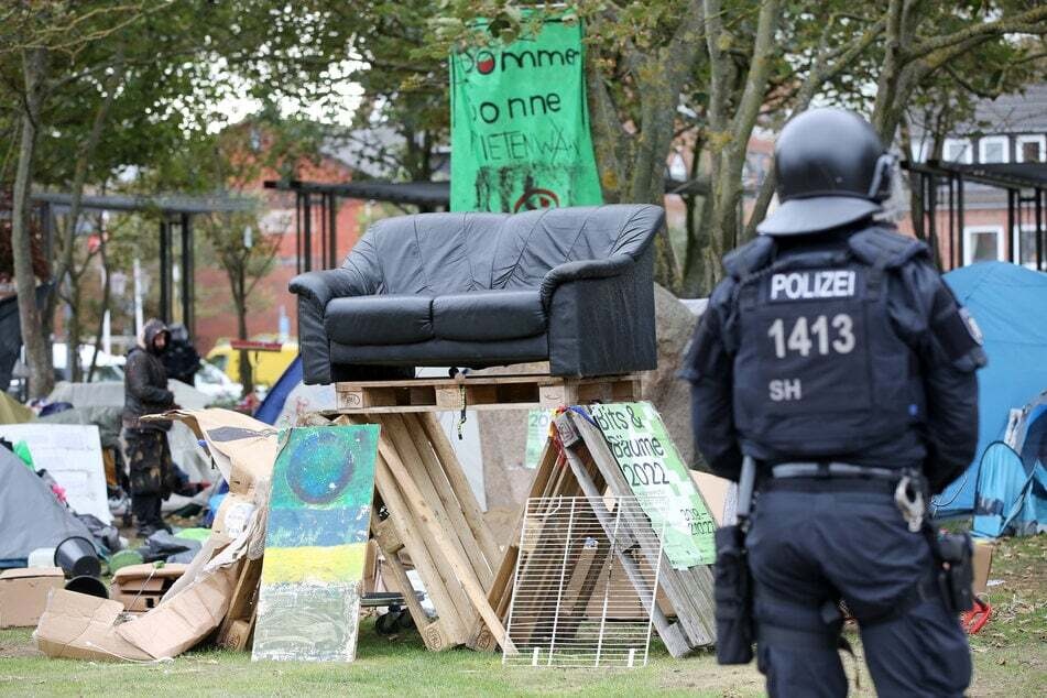 Polizisten verfolgten die Räumung des Punk-Protestcamps im vergangenen Jahr.