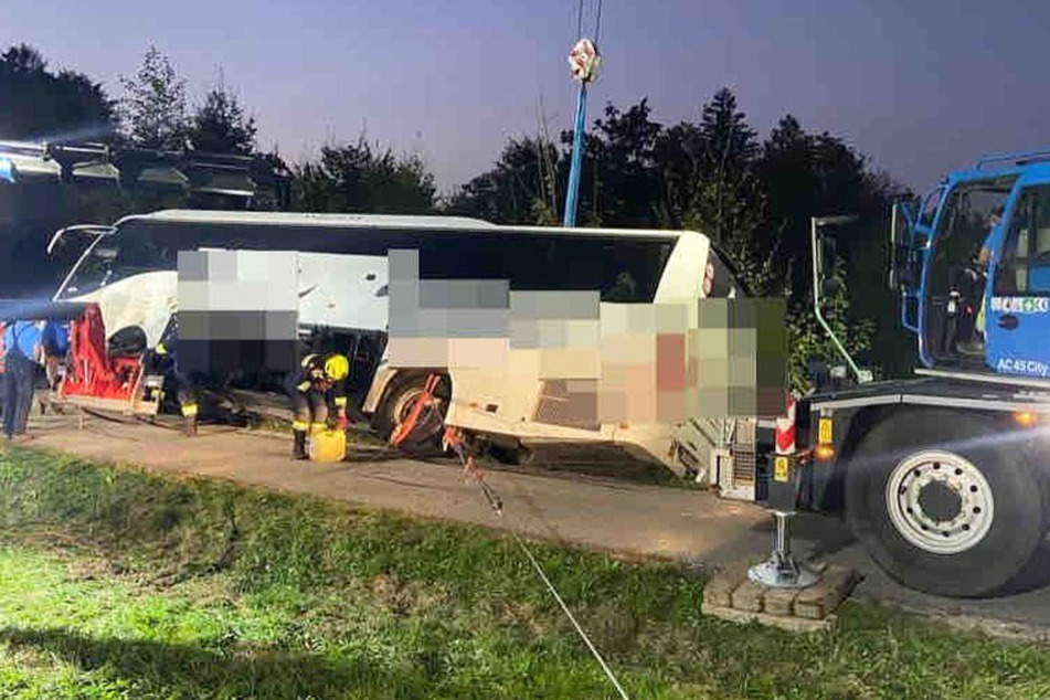 Der verunfallte Bus wurde mit schwerem Gerät geborgen.