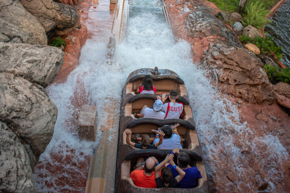 In "Splash Mountain" fahren die Park-Besucher mit einem Holzboot eine Wasserrutsche hinab.