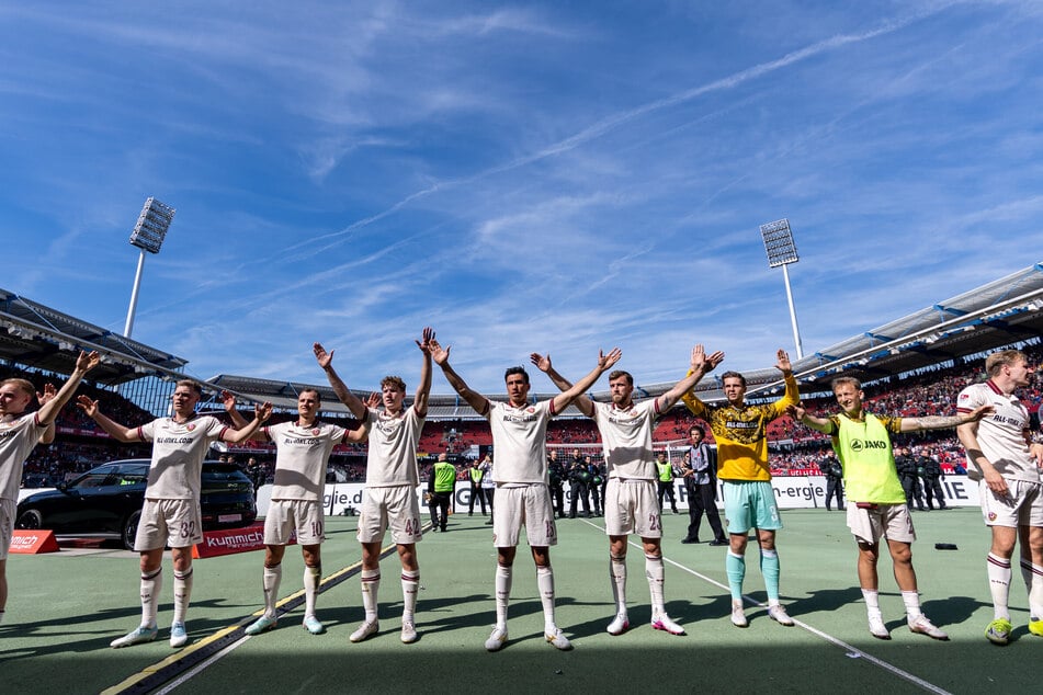 Nach dem vierten Auswärtssieg der Saison war die Laune bei den Dynamo-Profis bestens. Sie wurden von den 9000 mitgereisten Fans gefeiert.