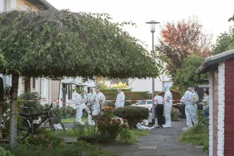 Mehrere Einsatzkräfte der Polizei sicherten am 7. September 2023 den Tatort weiträumig ab.