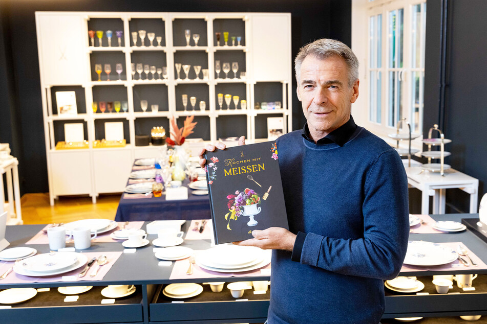 Manufakturchef Tillmann Blaschke (59) zeigt das neue Buch "Kochen mit Meissen".