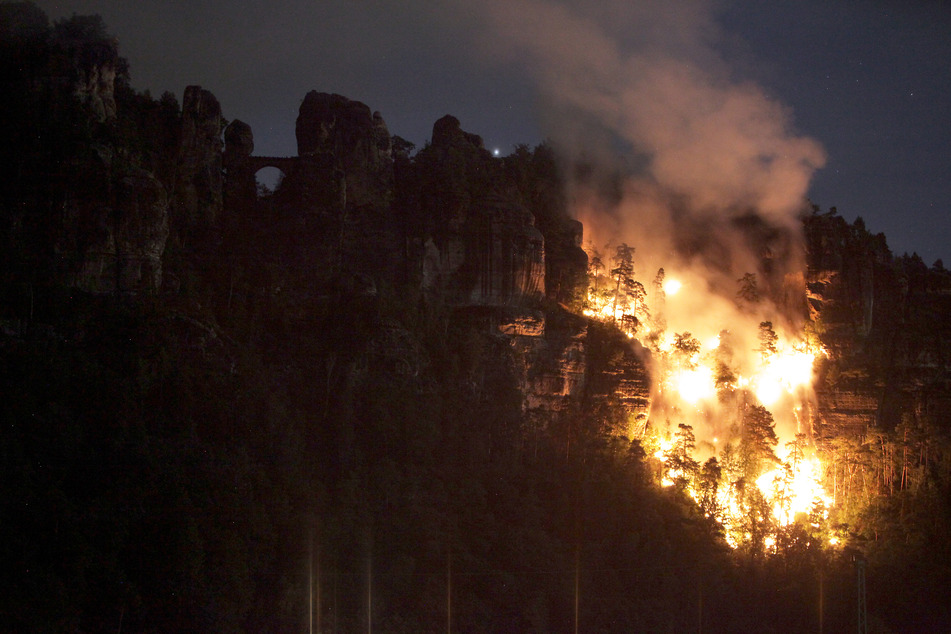 In der Nacht zum 18. Juli stand der Hang unterhalb der Basteibrücke lichterloh in Flammen!