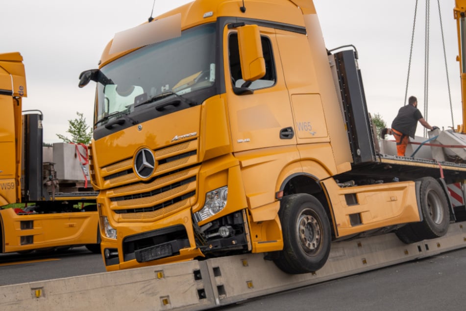 Unfall auf A93: Lkw verkeilt sich auf Mittelleitplanke