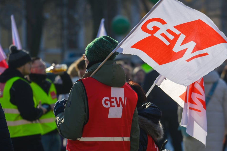 Hunderte Beschäftige des öffentlichen Diensts im Warnstreik