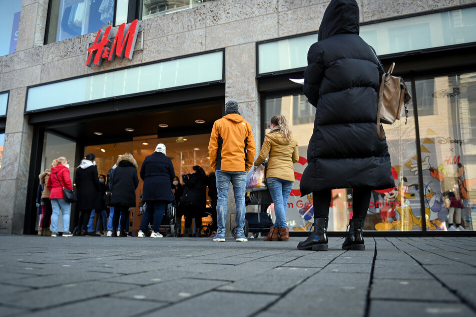 Die bundesweite Sieben-Tage-Inzidenz lag am Montag bei 107,3. Auch wenn sich viele wünschen, wieder shoppen gehen zu können, lassen solch hohe Corona-Zahlen eigentlich keine weiteren Öffnungen zu.
