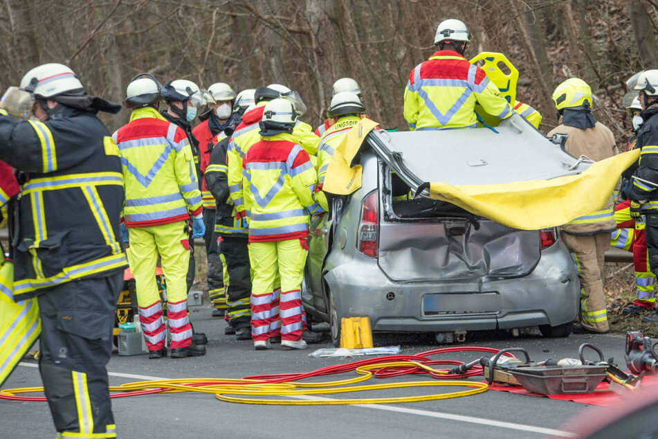 Heftiger Crash in Hürth: Zwei Schwerverletzte in ihrem Auto eingeklemmt!