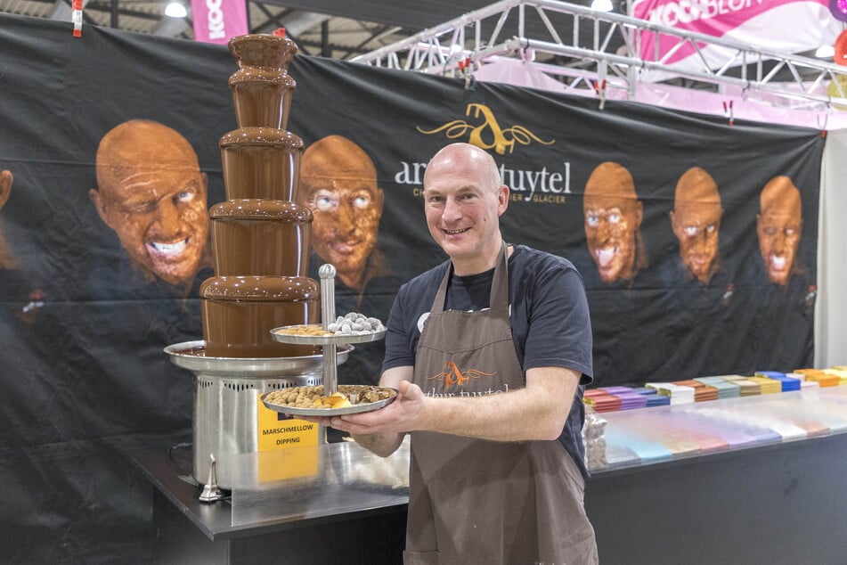 Chocolatier Arthur Tuytel (50) hat neben einem Schoko-Brunnen auch Schokolade im Gepäck, bei der sich sogar Diabetiker auf eine süße Sünde freuen dürfen.