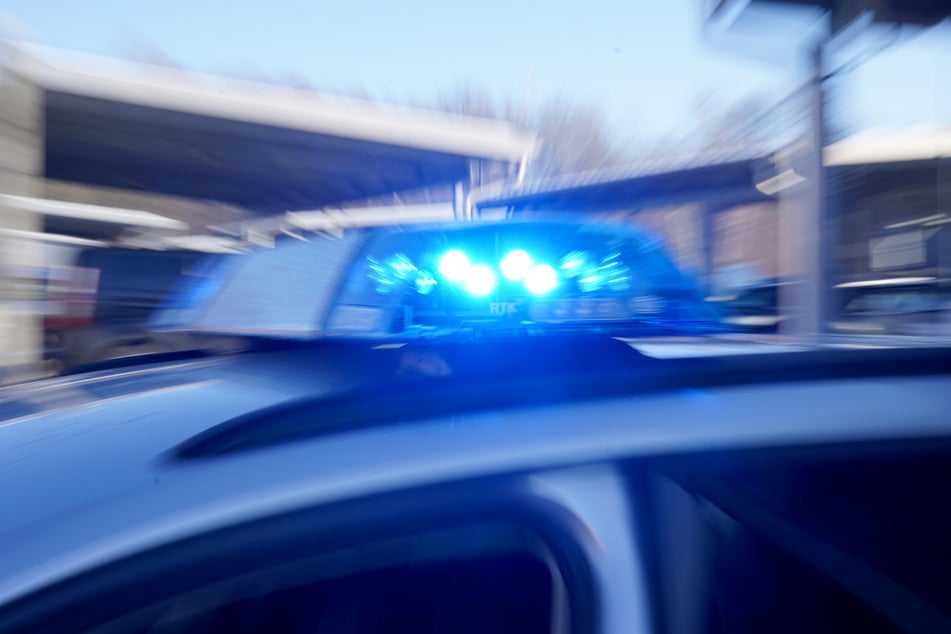 Zwei Beamte bekamen leichte Verletzungen ab. (Symbolfoto)