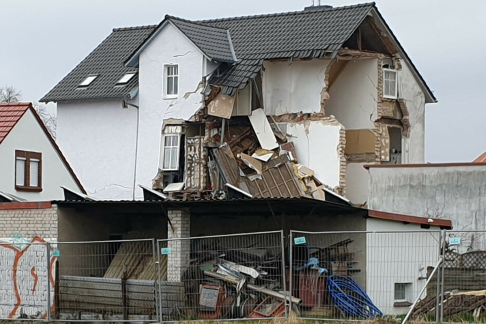 Das Mehrfamilienhaus ist teilweise eingestürzt.