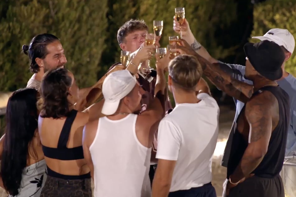 Feiern ihren 0-Euro-Jackpot: die acht "The 50"-Finalisten.