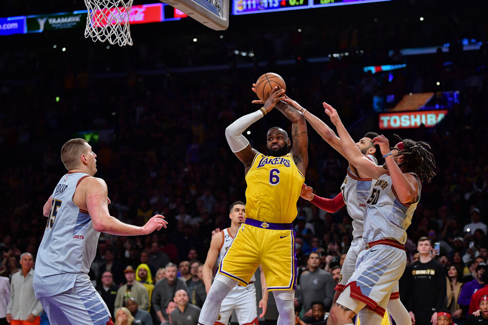 LeBron scored 40 points in the Lakers' 113-111 loss on Monday.