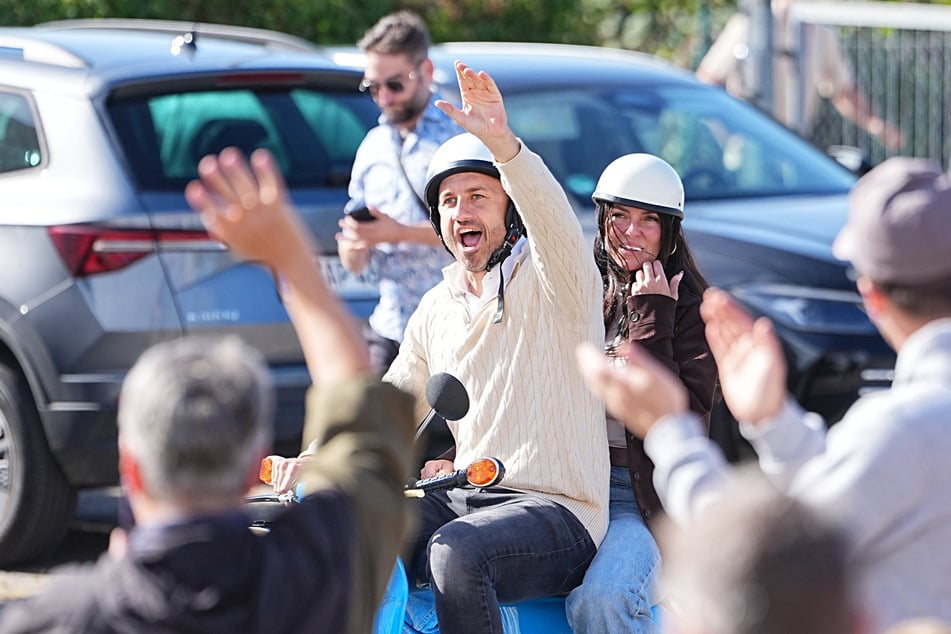 AfD-Spitzenkandidat Ulrich Siegmund (35) und seine Frau Julia finden sich zu Wahlen in Tangermünde ein.