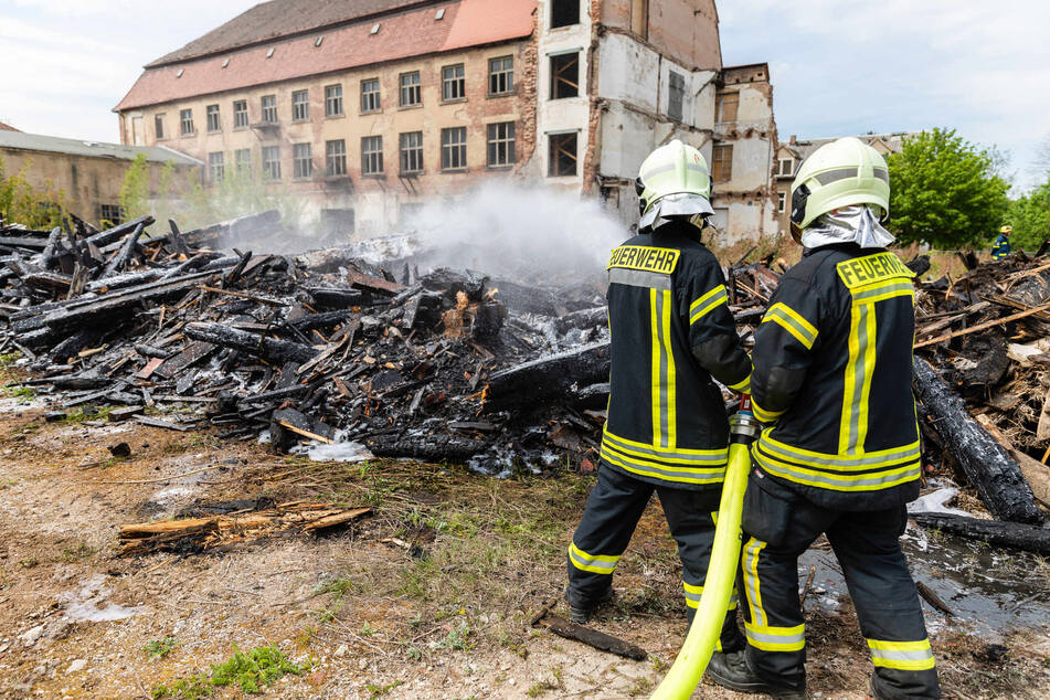 Die Kameraden der Feuerwehr befinden sich auch am Nachmittag im Einsatz, um letzte Glutnester zu löschen.