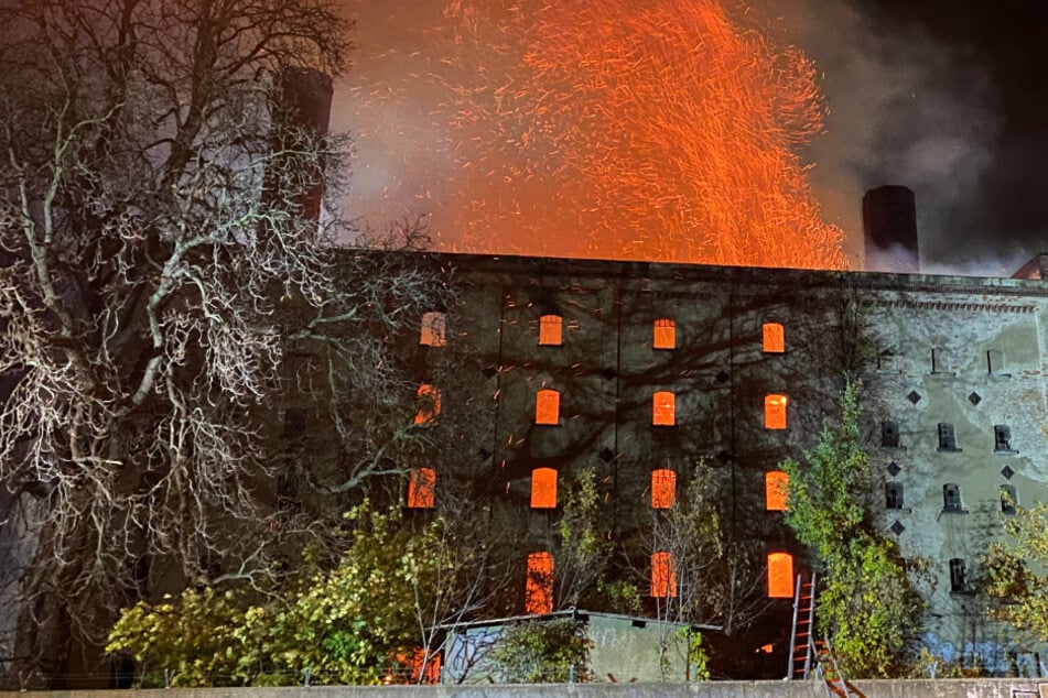 Dresden: Feuerwehr-Großeinsatz in Niedersedlitz: Alte Malzfabrik brennt lichterloh