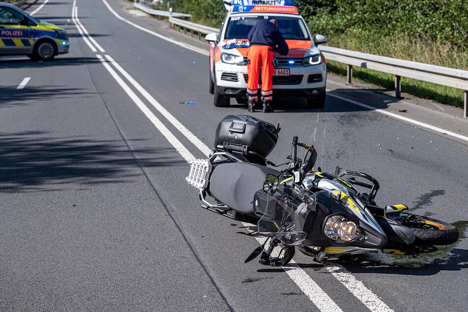 Biker stirbt auf Bundesstraße, Mitfahrer bemerken Unfall zunächst nicht