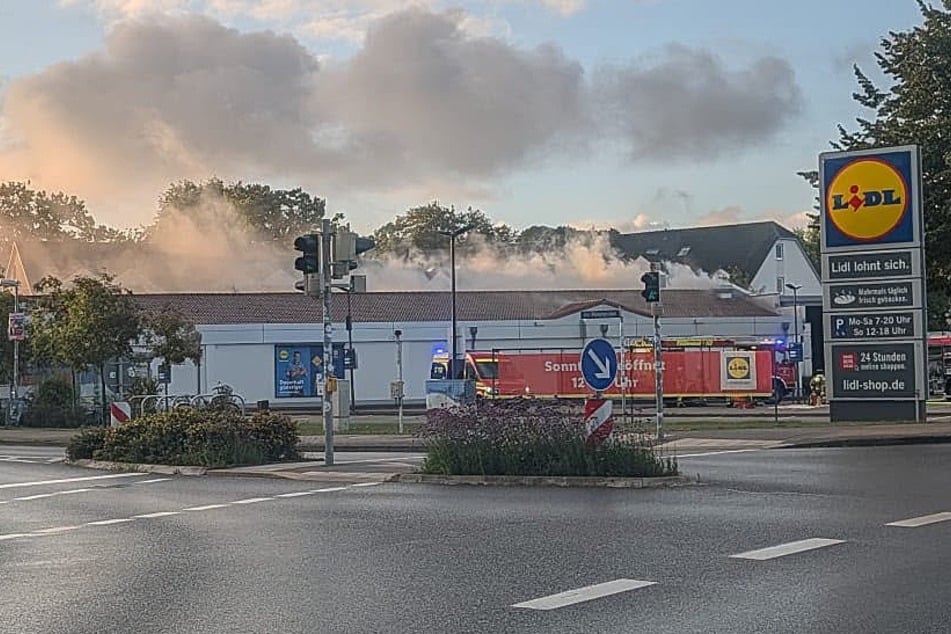 Die Feuerwehren im Ostseebad Baabe sind im Großeinsatz.