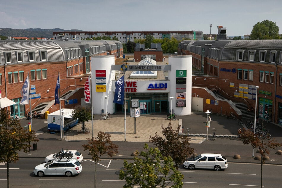 Der REWE-Markt im Seidnitz Center bleibt bis Ende März geschlossen. (Archivbild)