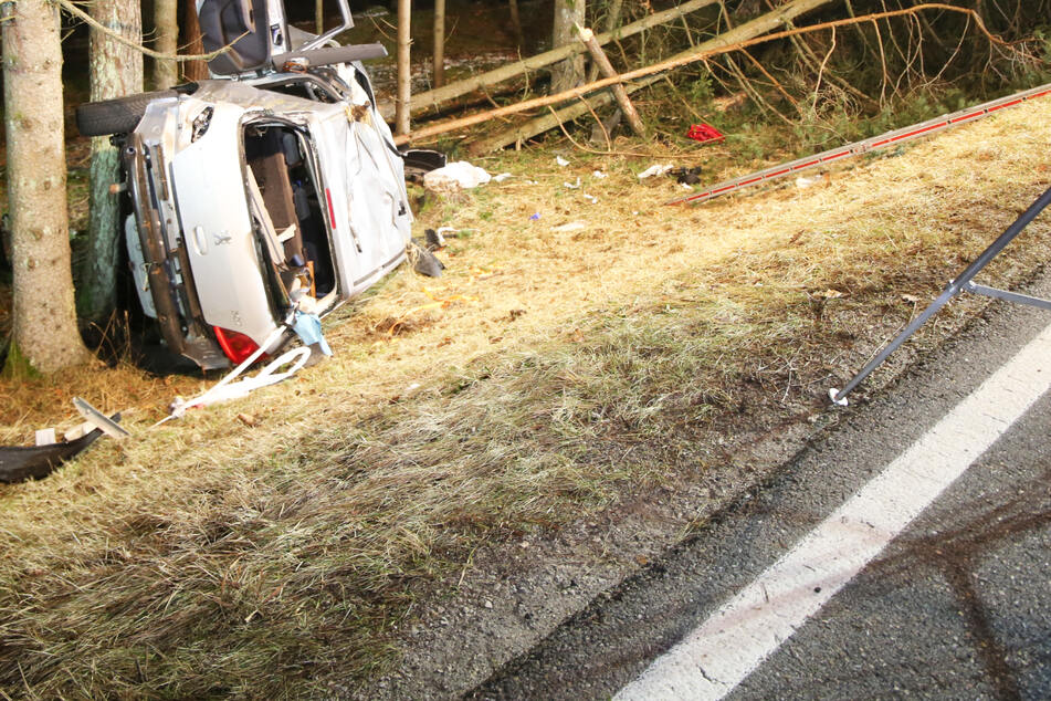 Totalschaden! Der Peugeot des Unfallfahrers ist nach dem Crash nicht mehr zu gebrauchen.