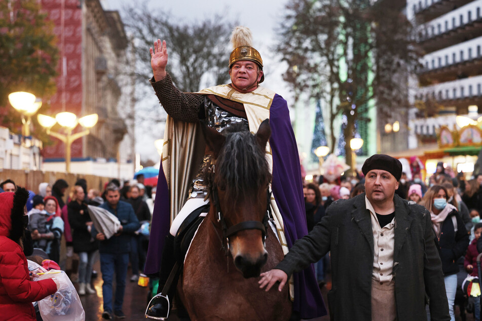 Auch Schauspieler, die den St. Martin darstellen, sind gemeinsam mit ihren Pferden oftmals fester Bestandteil der Umzüge.