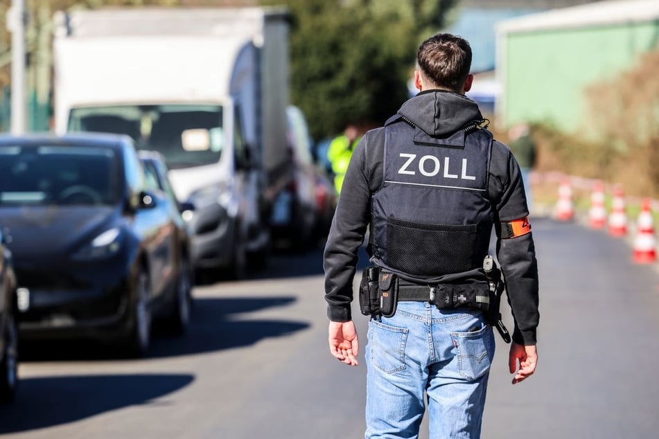 Bei dem Großeinsatz in Wuppertal im April stellten die Ermittler auch mehrere scharfe Schusswaffen sicher. (Symbolbild)