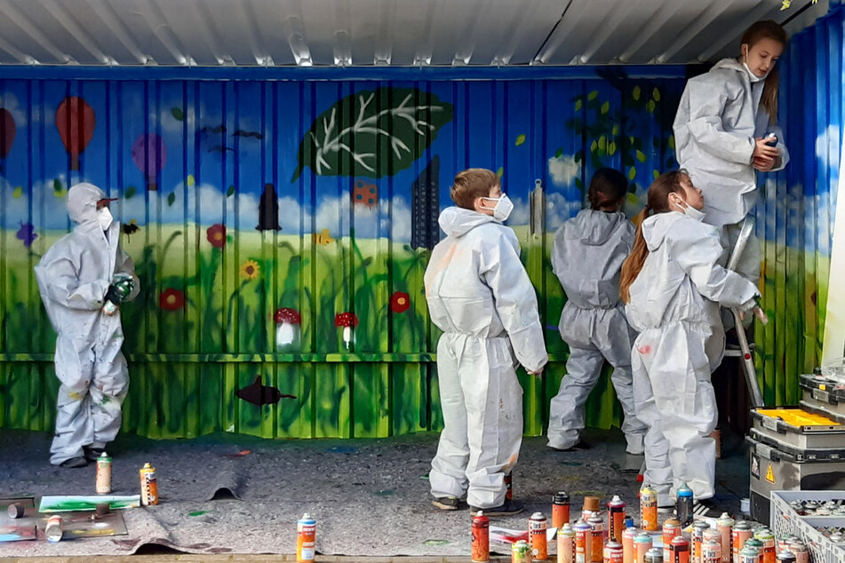 Die Klasse 4b der Heinrich-Mann-Grundschule in Leipzig-Meusdorf durfte einen Fahrradunterstand bunt verzieren.