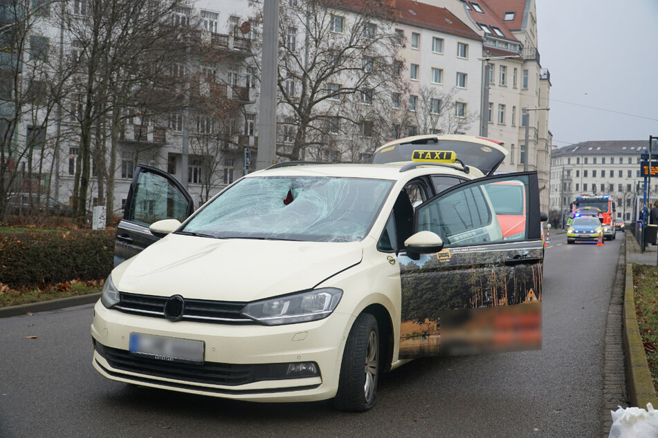 Ein 86-jähriger Fußgänger ist am Dienstagvormittag im Leipziger Zentrum-Nord von einem Taxi erfasst worden.
