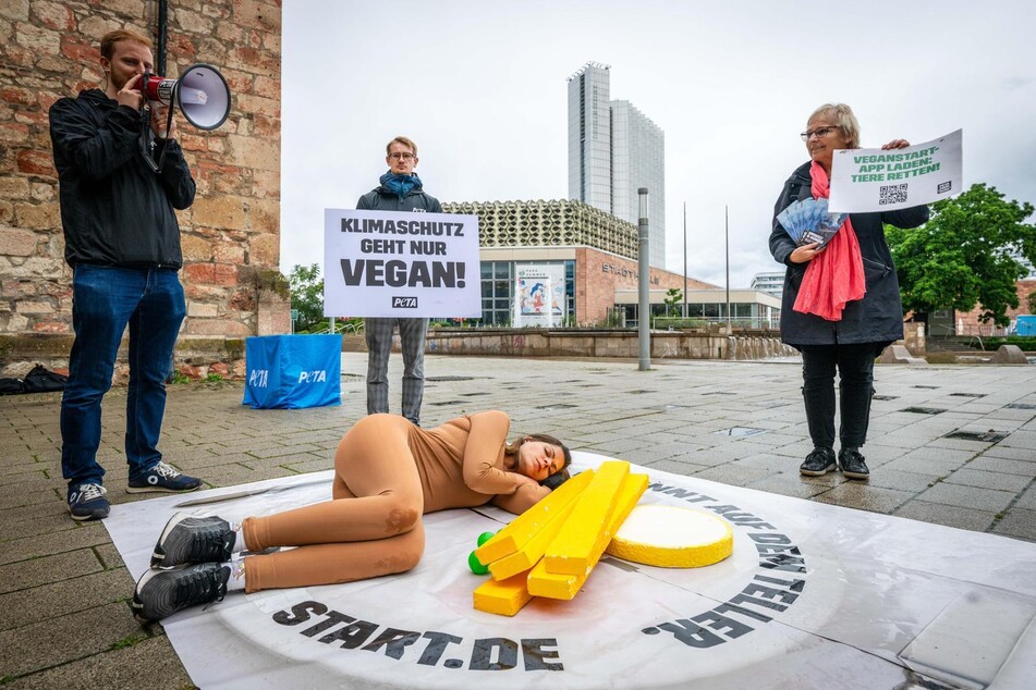 Tierschützer demonstrierten am Dienstagvormittag in der Chemnitzer City. Die Aktion erregte kaum Aufmerksamkeit - das hatten sich die Aktivisten sicher anders vorgestellt.