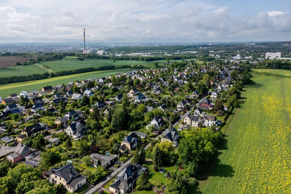 Bald wird auf diesem Feld (r.) in Chemnitz-Glösa ein 26 Hektar großer Solarpark stehen.