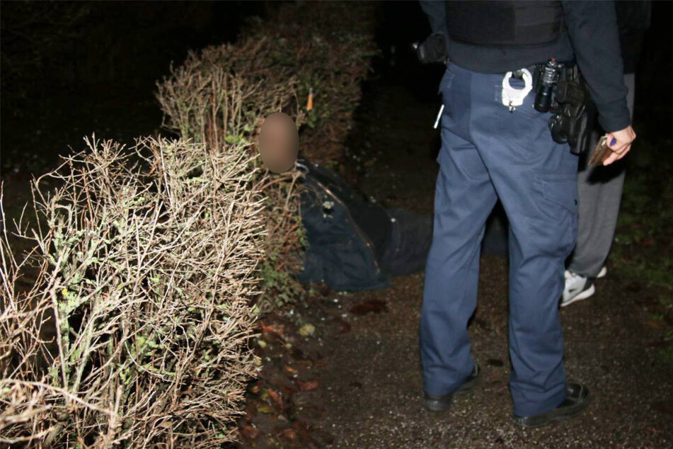 Die versuchte Unfall-Flucht eines Mannes endete für den Betrunkenen in einem Gebüsch.