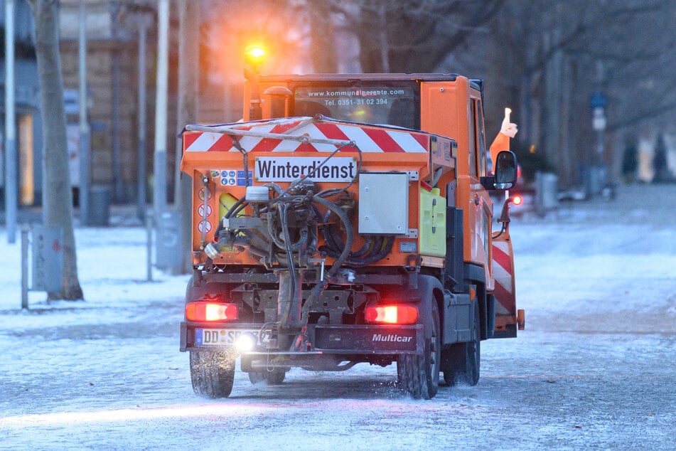 Der Dresdner Winterdienst im Einsatz auf der Hauptstraße.