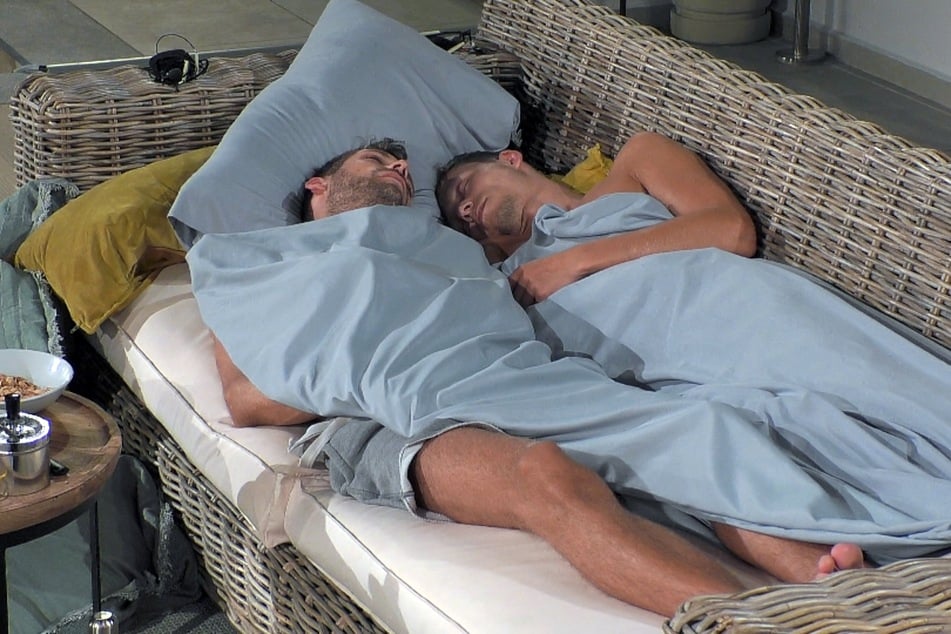 Jan Maik (31, l.) und Joachim (29) verbrachten die Nacht gemeinsam unter freiem Himmel.
