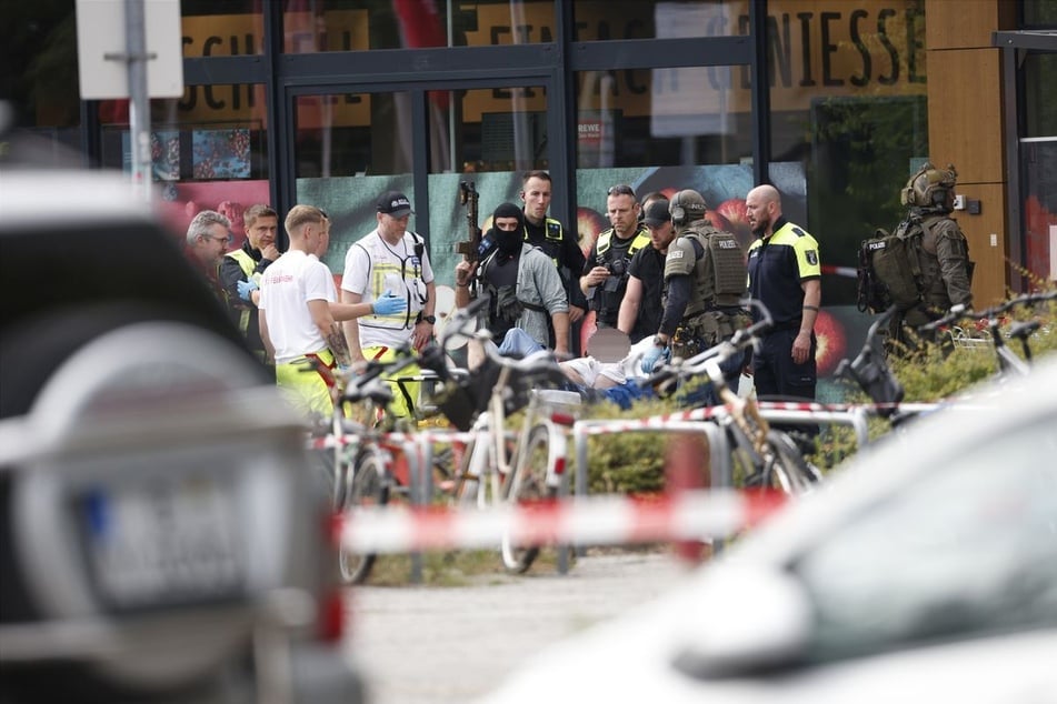 Der mutmaßliche Geiselnehmer wurde von den Beamten nach dem Einsatz aus dem Supermarkt gebracht.