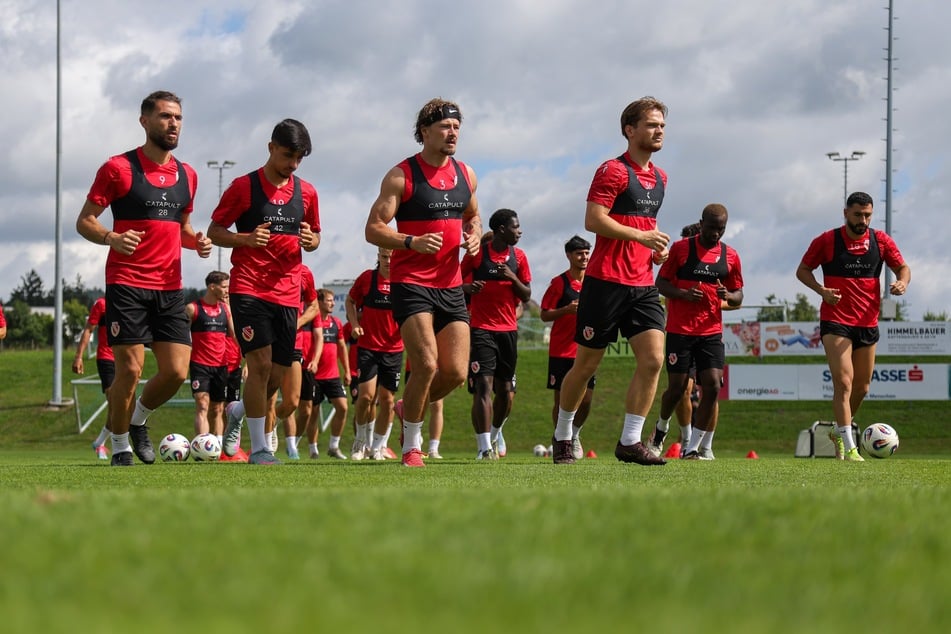 Nach der Aktivierung im Kraftraum drehen die Cottbuser Profis ihre Runden auf dem Trainingsplatz.