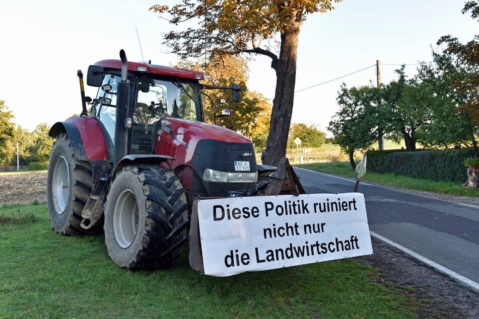 Entlang der Zufahrtswege zum Bildungsgut Schmochtitz in Bautzen demonstrieren zahlreiche sächsische Landwirte.