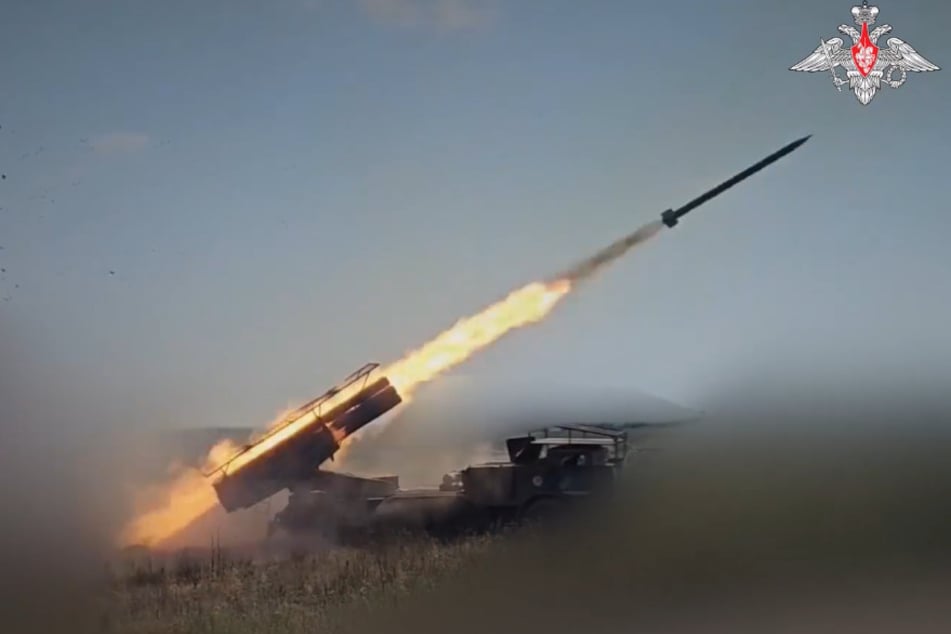 Ein russischer Mehrfachraketenwerfer vom Typ BM-27 Uragan feuert auf ukrainische Positionen.