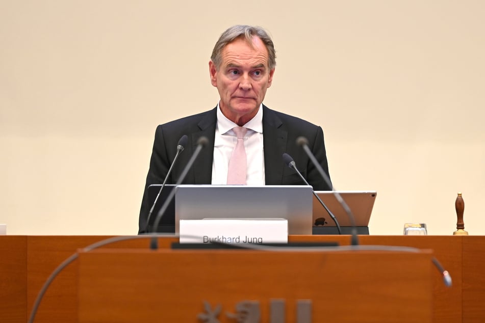 Die Politik des aktuellen Oberbürgermeisters Burkhard Jung (68, SPD) kritisiert er.