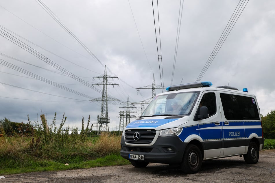 Sabotage-Serie an Umspannwerken: Polizei stürmt Wohnhaus und sucht Verfasser eines Bekennerschreibens