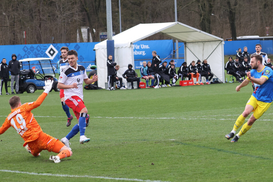 Braunschweig-Stürmer Manuel Wintzheier (r) trifft gegen seinen Ex-Klub und Torwart Matheo Raab.