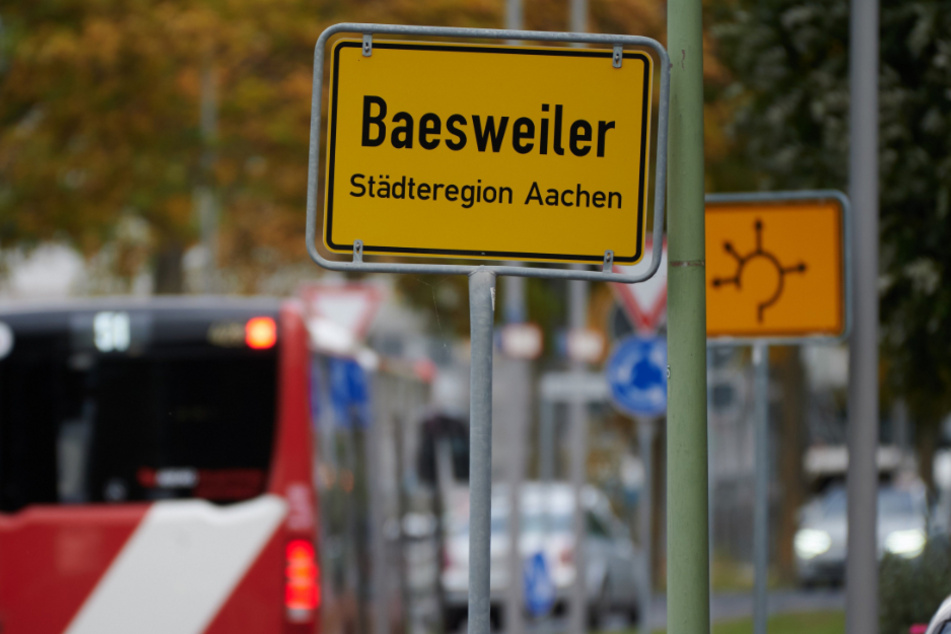 Das Ortsschild der nordrhein-westfälischen Stadt Baesweiler steht am Ortseingang. Die Sieben-Tage-Inzidenz liegt in diesem Ort zur Zeit bei 554.