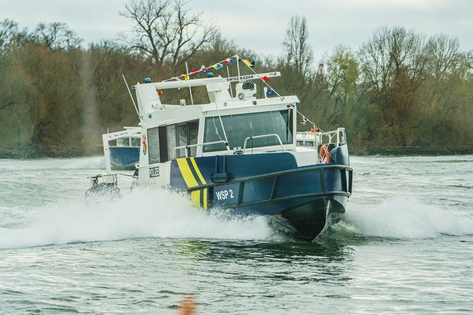 Die Wasserschutzpolizei sprach von einem Defekt am Kran. (Symbolfoto)