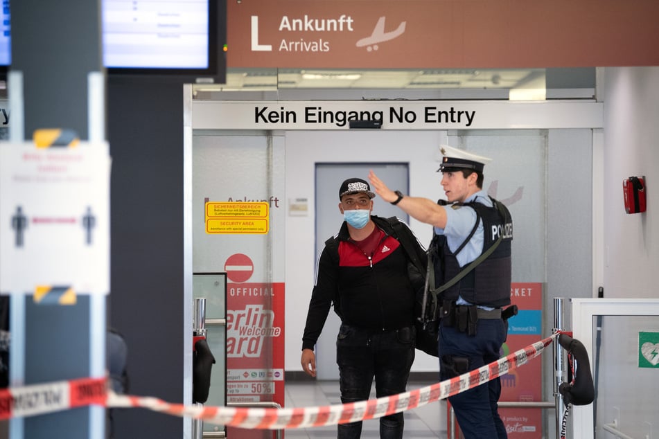 Auf dem Flughafen Schönefeld landen seit Donnerstagvormittag die ersten Maschinen mit Erntehelfern aus Rumänien.