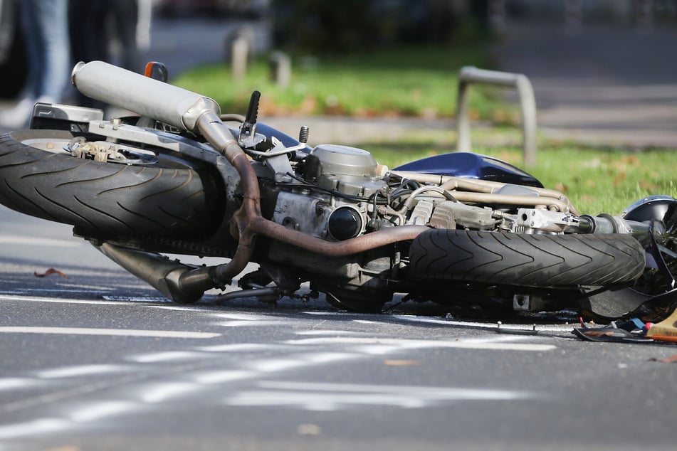 Motorradfahrer bei Frontalcrash lebensgefährlich verletzt