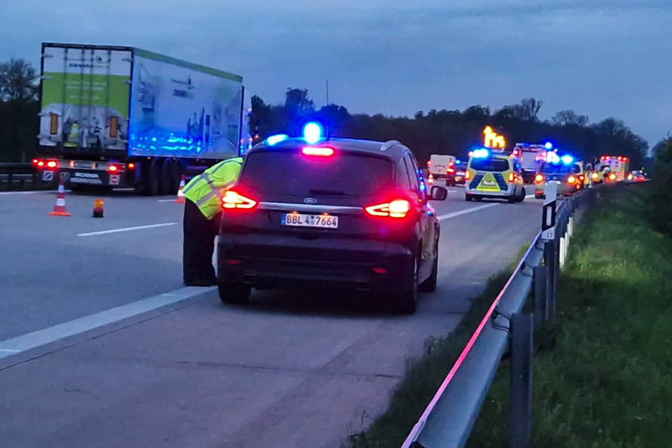 Die Polizei untersucht am Abend des 10. Mai 2023 einen mutmaßlichen Mord auf der A9 Richtung Leipzig.