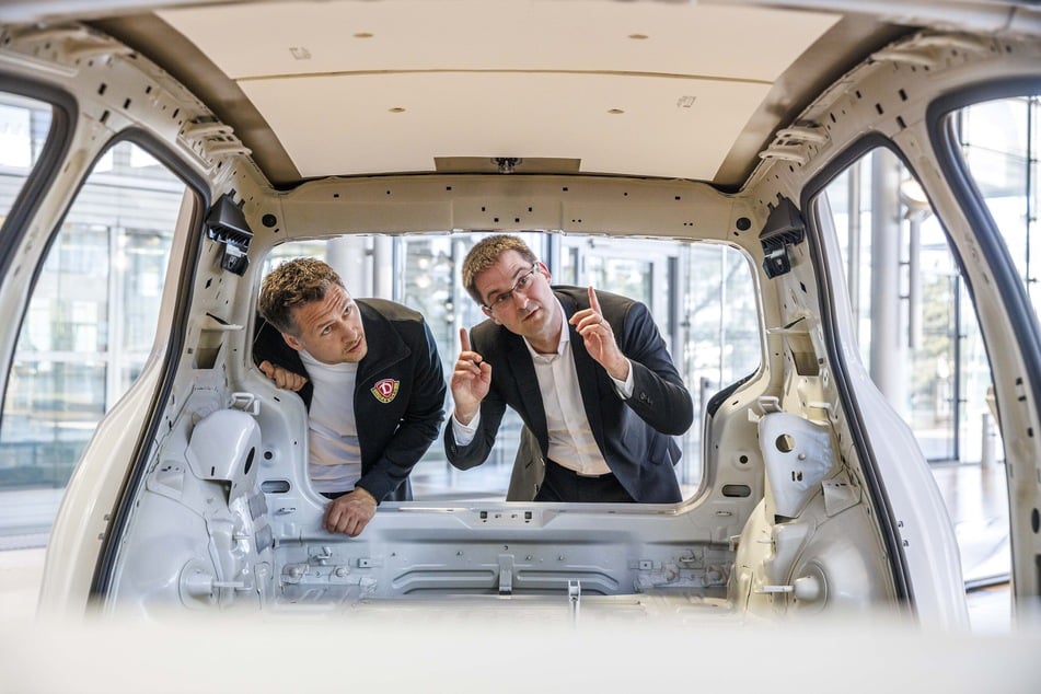 Dynamos Sportgeschäftsführer Sören Gonther (39, l.) macht sich ganz genau ein Bild.