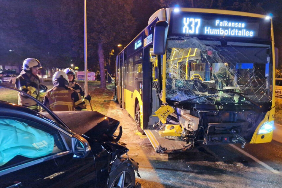 Auto kracht in BVG-Bus: Busfahrer eingeklemmt und bewusstlos!